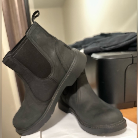 Uggs boots size 1 for boys - Picture 2 of 3